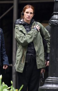 julia-roberts-on-the-set-of-money-monster-in-new-york-04-19-2015_1